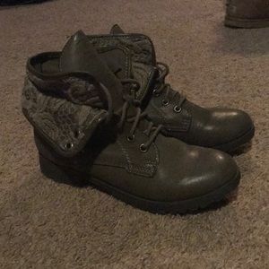 Boots. Kids size 5. Women’s size 7